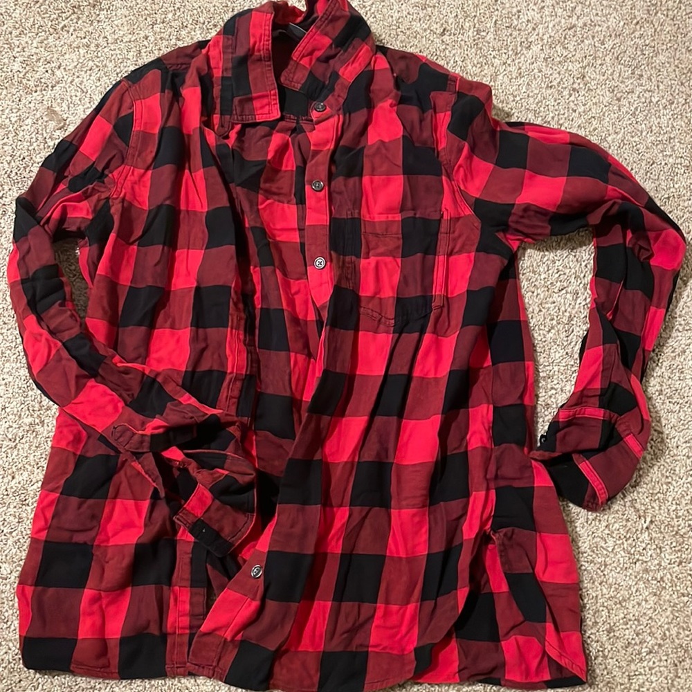 Women’s cute and simple red and black flannel size L